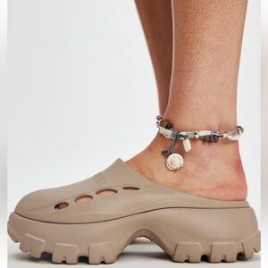 Hunter Bryce Clogs | Blush | Size 8 | Gently Used